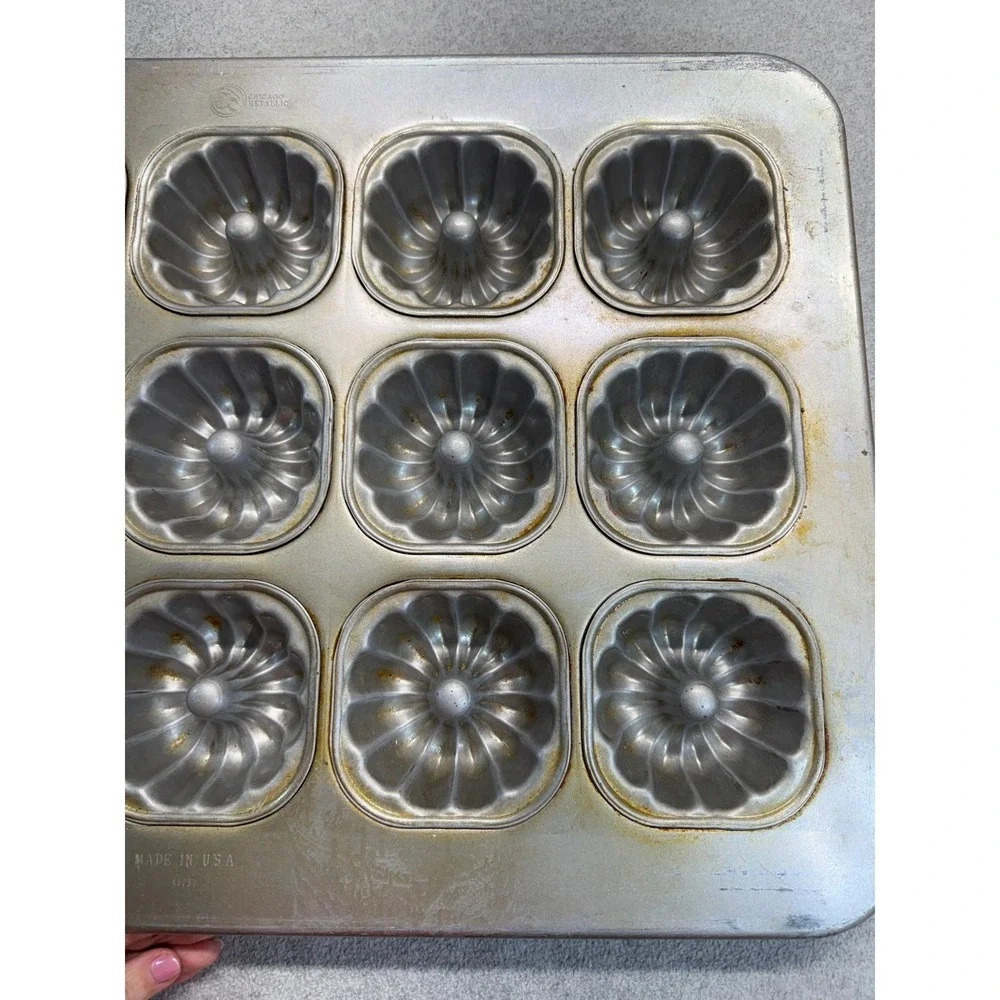 Chicago Metallic USA Mini Bundt Cake Pan 15 Cavity Commercial Bakeware 43055